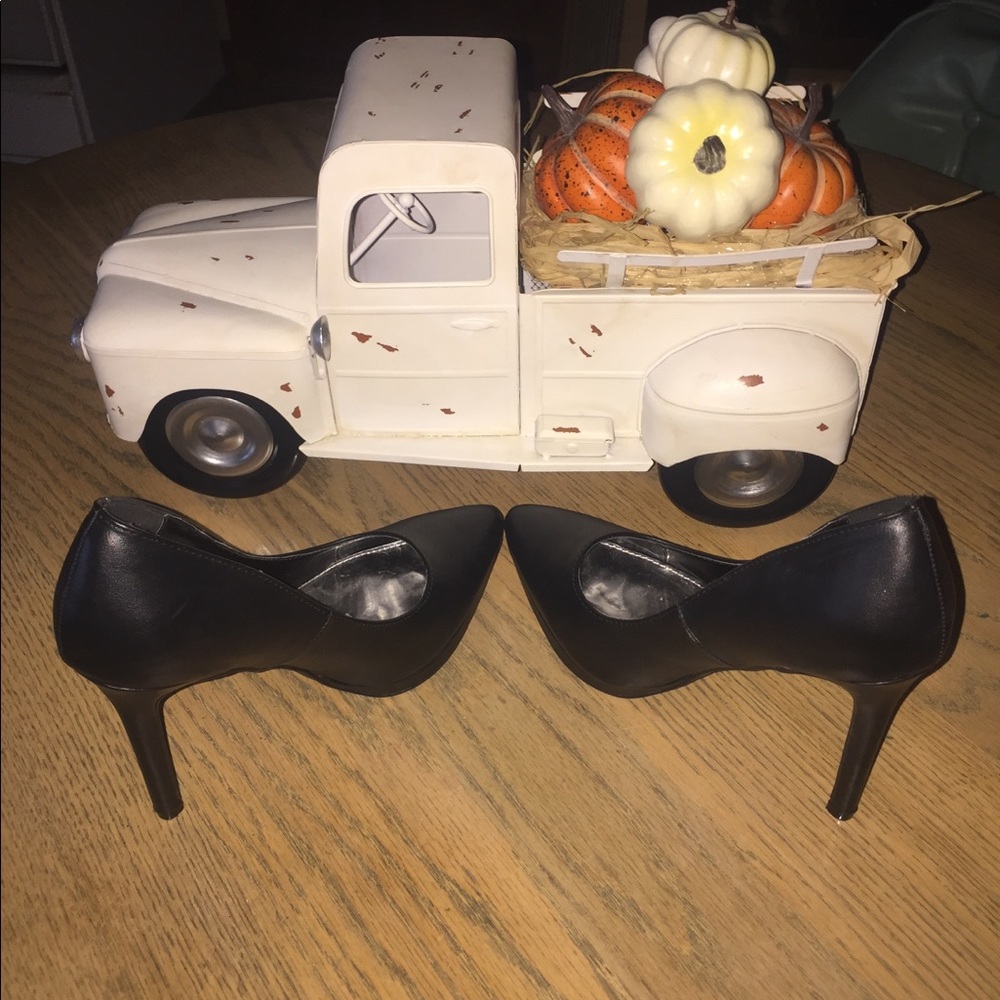 REPORT GORGEOUS BLACK HEELS / STILETTOS NWOT COND.
